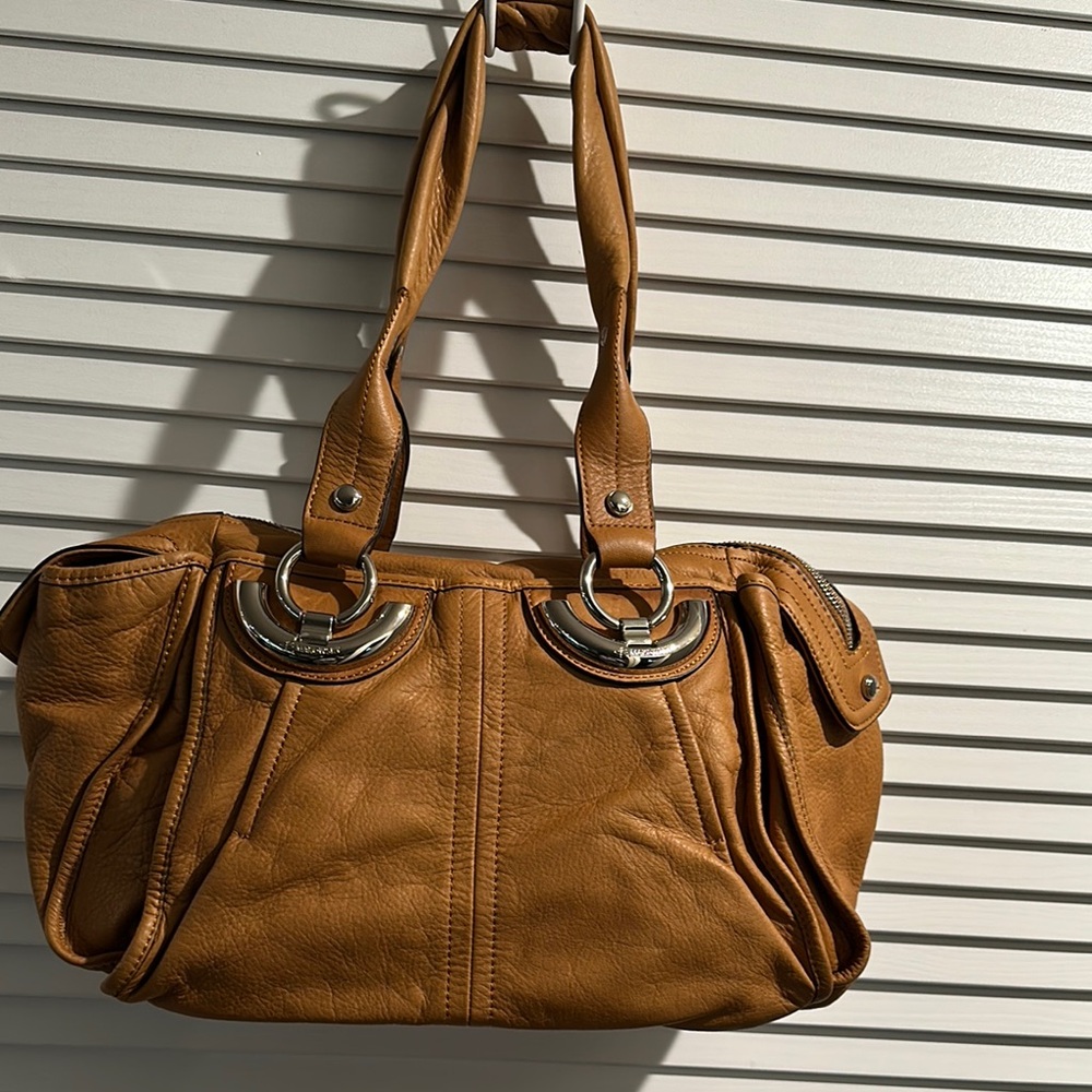 💥💥EUC B Makowski Leather Tan Hand/Shoulder Bag W/large Slip Side Pockets.